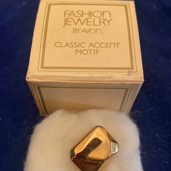 AVON FASHION JEWELRY VINTAGE CLASSIC ACCENT MOTIF GOLDTONE - Picture 1 of 5